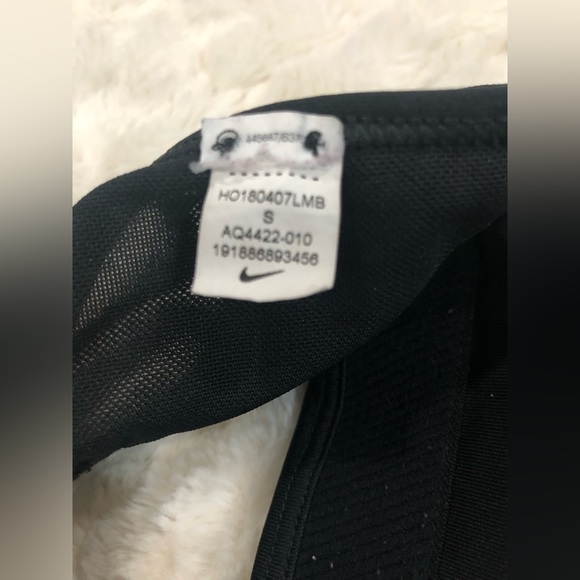 Nike Small breathable black front keyhole crisscross sports bra with mesh detail - Picture 5 of 6